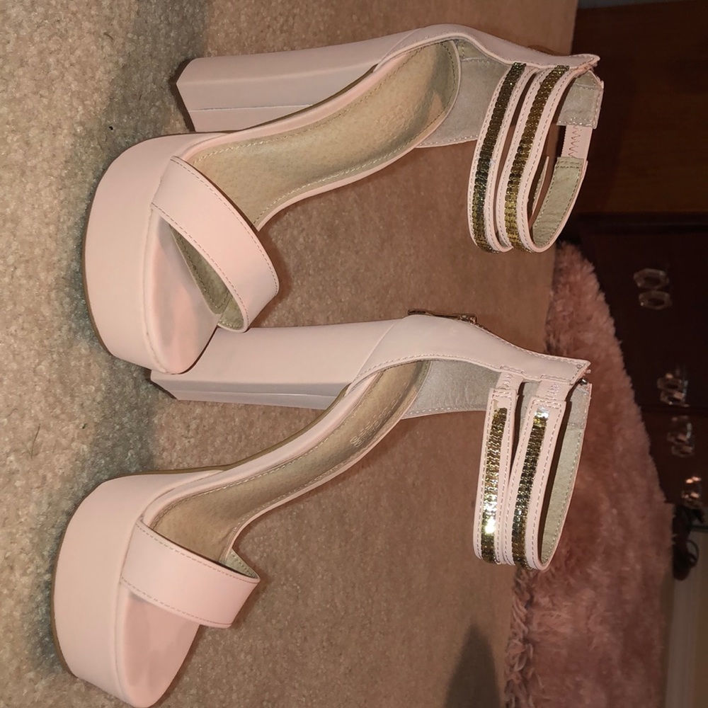 Light pink high heels 👠